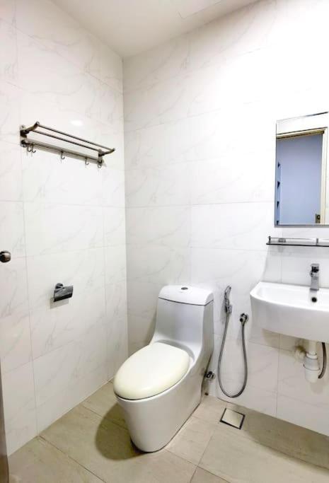 Town Area Twin Galaxy 2br 7pax Netflix!!by Apartemen *